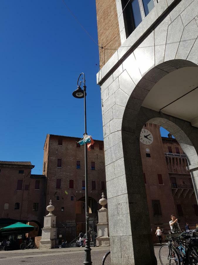 A Due Passi Dal Castello Apartment แฟร์รารา ภายนอก รูปภาพ