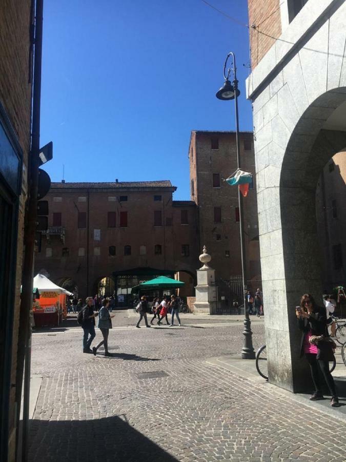 A Due Passi Dal Castello Apartment แฟร์รารา ภายนอก รูปภาพ