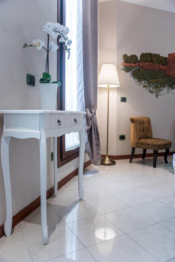 A Due Passi Dal Castello Apartment แฟร์รารา ภายนอก รูปภาพ